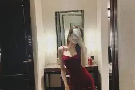 高速赶下车、洗衣服接口水、跪地服务当这些明星的员工太难了！
