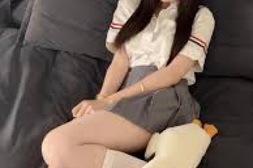 女星超大牌排场惹热议与男助理亲密举动引全网吵翻